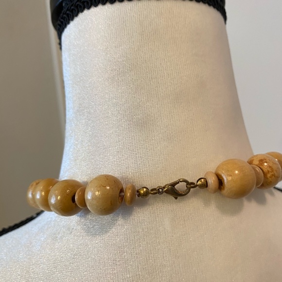 Wooden beaded necklace - Picture 3 of 3